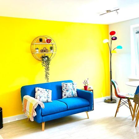 Modern Townhouse, Sleeps 4 With Parking Leilighet Wakefield Eksteriør bilde