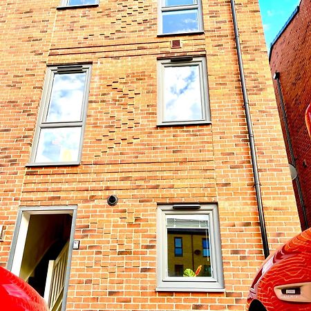 Modern Townhouse, Sleeps 4 With Parking Leilighet Wakefield Eksteriør bilde