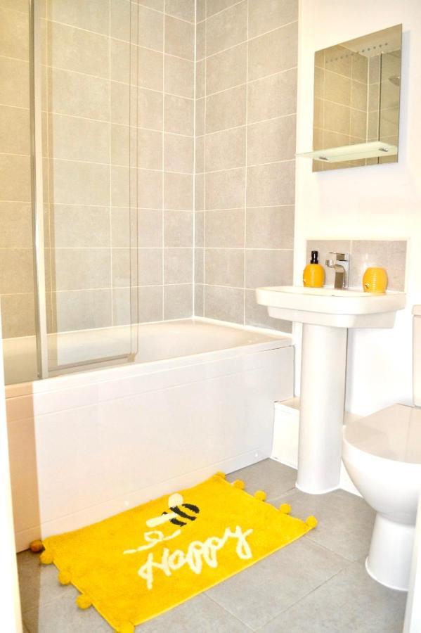 Modern Townhouse, Sleeps 4 With Parking Leilighet Wakefield Eksteriør bilde