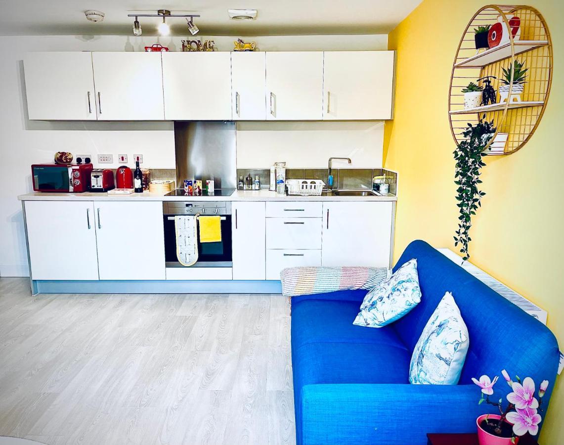 Modern Townhouse, Sleeps 4 With Parking Leilighet Wakefield Eksteriør bilde