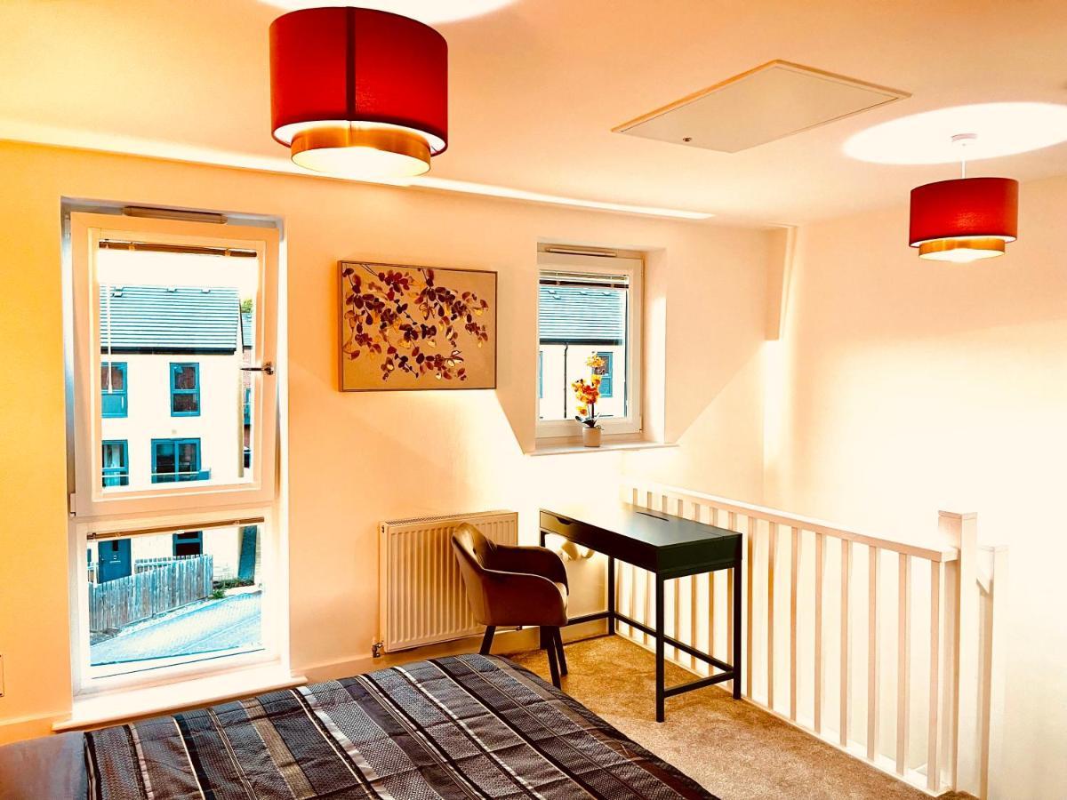 Modern Townhouse, Sleeps 4 With Parking Leilighet Wakefield Eksteriør bilde