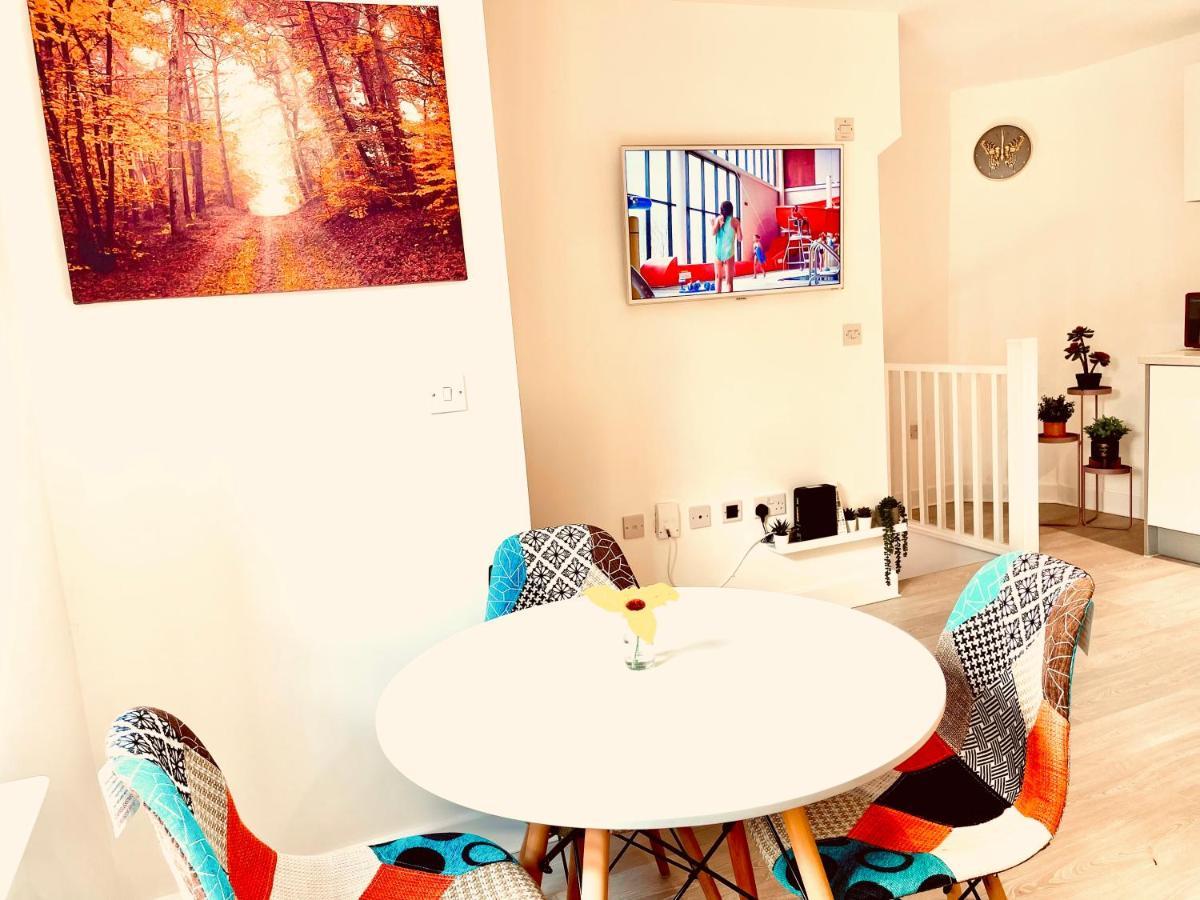 Modern Townhouse, Sleeps 4 With Parking Leilighet Wakefield Eksteriør bilde