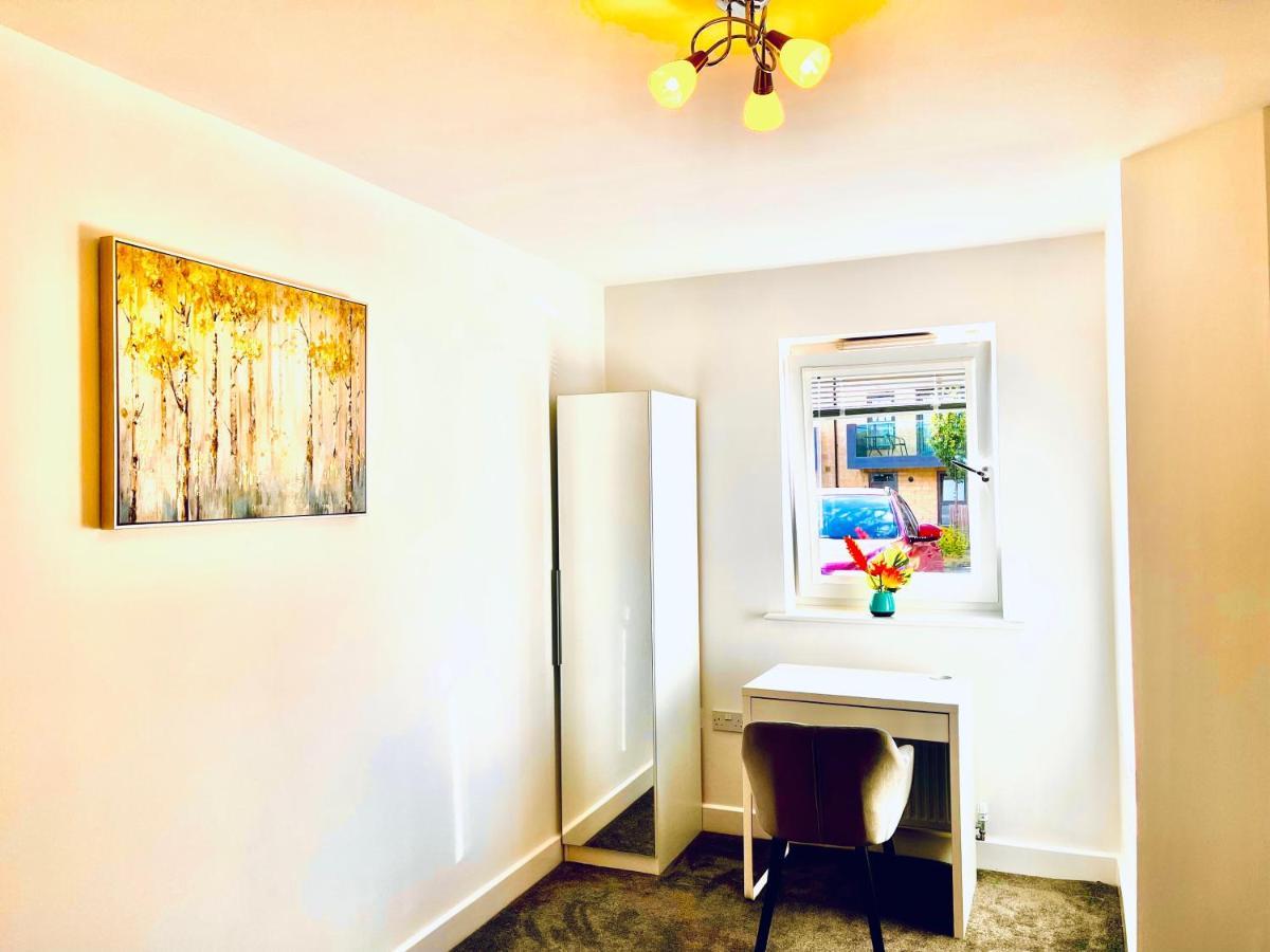 Modern Townhouse, Sleeps 4 With Parking Leilighet Wakefield Eksteriør bilde