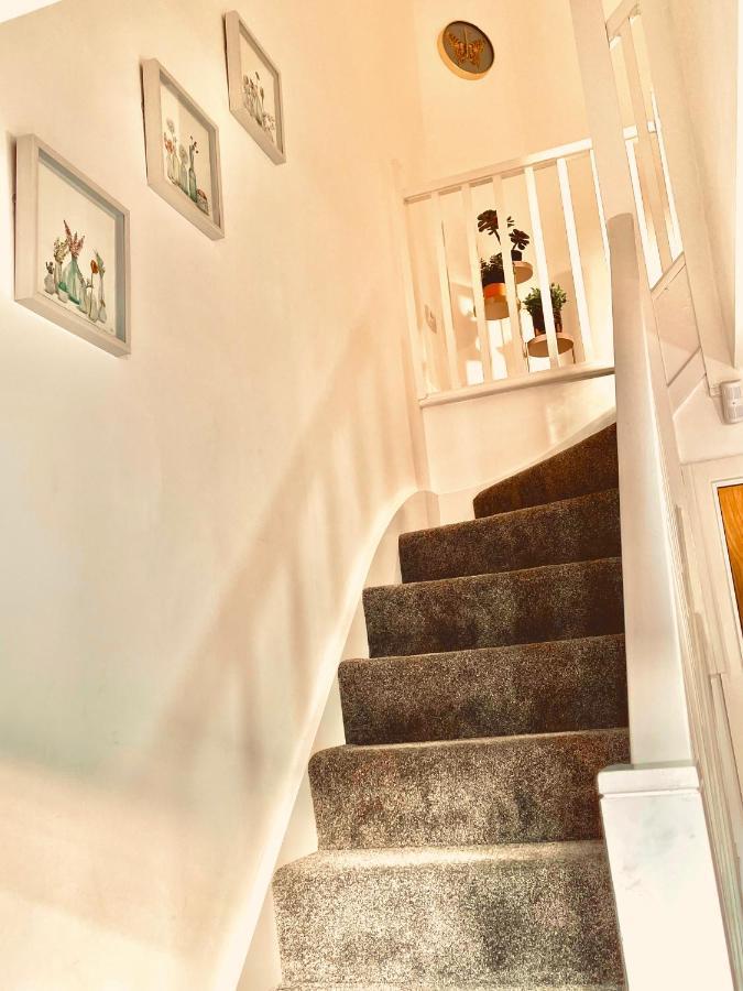 Modern Townhouse, Sleeps 4 With Parking Leilighet Wakefield Eksteriør bilde