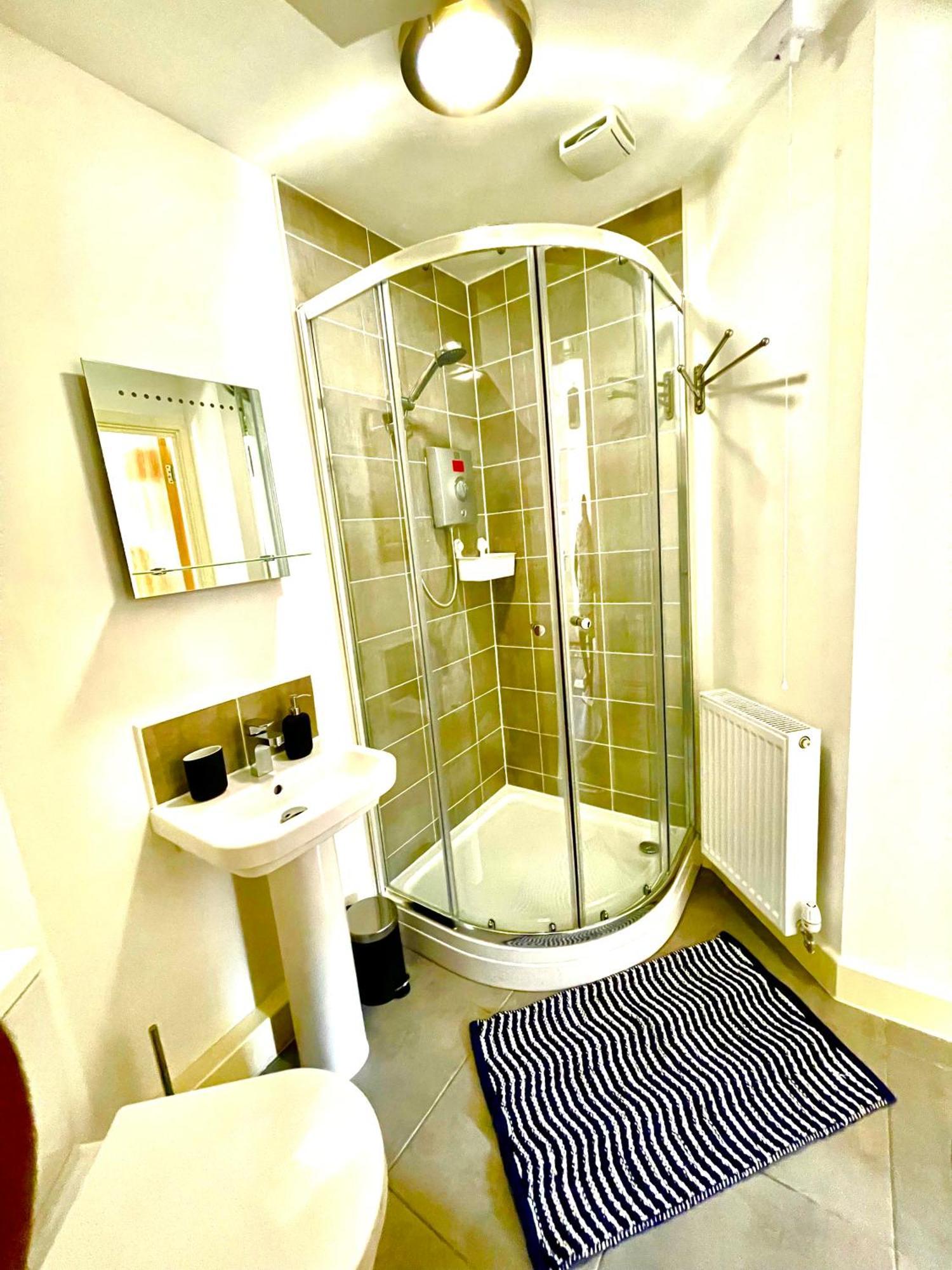 Modern Townhouse, Sleeps 4 With Parking Leilighet Wakefield Eksteriør bilde